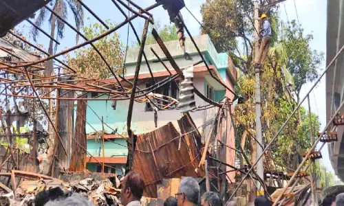 ക​ത്തി​ന​ശി​ച്ച ആ​ക്രി​ക്ക​ട​ക്ക് പ​ഞ്ചാ​യ​ത്ത് ലൈ​സ​ൻ​സ് ഇ​ല്ല