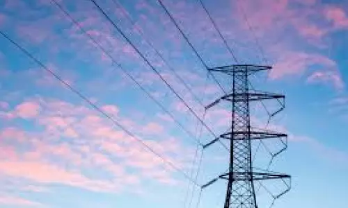 വൈ​ദ്യു​തി ട്രാ​ൻ​സ്മി​ഷ​ൻ ലൈ​നു​ക​ൾ പു​നഃ​സ്ഥാ​പി​ച്ചു