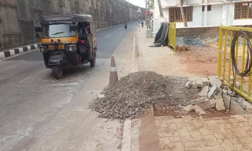 ദേശീയപാതയിൽ നടപ്പാത വീണ്ടും പൊളിച്ചു; കോടതിയലക്ഷ്യമെന്ന് നാട്ടുകാർ