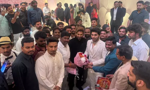 സൂപ്പർസ്റ്റാറിന്‍റെ ആരാധക സ്നേഹം വീണ്ടും തെളിഞ്ഞു: വിവാഹാഘോഷത്തിൽ ഫാൻസിനൊപ്പം സമയം ചെലവിട്ട് അല്ലു അർജുൻ