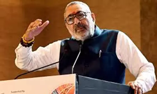 ന്യൂനപക്ഷ സമുദായത്തിൽപ്പെട്ട നുഴഞ്ഞുകയറ്റക്കാരെ സംരക്ഷിക്കാൻ മമത ബാനർജി കുത്തിയിരിപ്പ് സമരം നടത്തുന്നു -ഗിരിരാജ് സിങ്