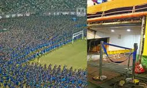 കലൂർ സ്റ്റേഡിയത്തിന്‍റെ ഗേറ്റ് തകർന്നുവീണു; ഓട്ടോയാത്രികർ തലനാരിഴക്ക് രക്ഷപ്പെട്ടു