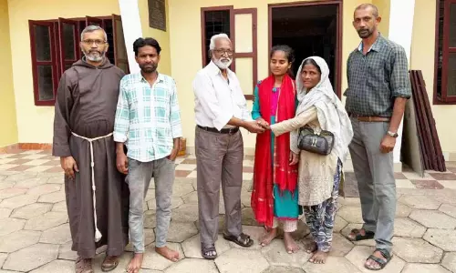 മനോനിലതെറ്റിയലഞ്ഞ ഭൂതകാലത്തിന് വിട: രസ്ന മാതാവിനോടൊപ്പം നാട്ടിലേക്ക്