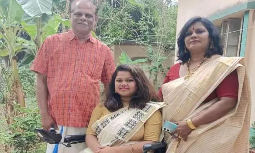 വീൽചെയറിലിരുന്ന് വിധിയെ തോൽപ്പിച്ച് ആതിരക്ക് ഐ.എ.എസ്