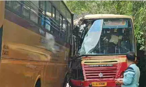 കെ.എസ്.ആർ.ടി.സി ബസിൽ കോളജ്‌ ബസ് ഇടിച്ച് 12 പേർക്ക് പരിക്ക്