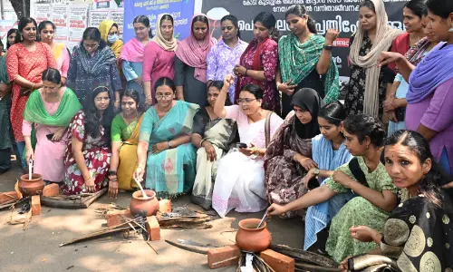 ക്ഷാമബത്തകുടിശിക: പൊങ്കാലയിടൽ സമരവുമായി വനിതാ ജീവനക്കാർ