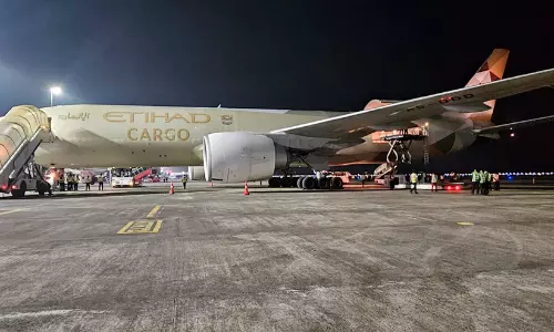 ലുലു ഗ്രൂപ്പിന്റെ 80 ടൺ ഭക്ഷ്യവസ്തുക്കൾ യു.എ.ഇയിലെത്തി ലുലു ഗ്രൂപ്പിന്റെ 80 ടൺ ഭക്ഷ്യവസ്തുക്കൾ യു.എ.ഇയിലെത്തി