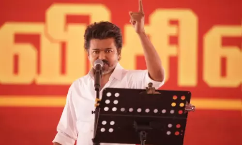 സ്ത്രീകൾക്ക് മാസം 2,500 രൂപ, വിവാഹത്തിന് എട്ട് ഗ്രാം സ്വർണ്ണം; വമ്പൻ വാഗ്ദാനങ്ങളുമായി വിജയ്