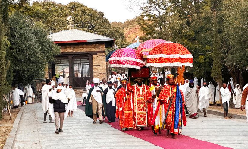 ചുവപ്പു മേലങ്കി ധരിച്ച പുരോഹിതർ തലച്ചുമടായി വിശുദ്ധ പേടകം കൊണ്ടുപോകുന്നു