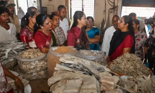 മത്സ്യമാർക്കറ്റിൽ വനിത കമീഷൻ അധ്യക്ഷക്ക് മുന്നിൽ പരാതിയുമായി സ്ത്രീ കച്ചവടക്കാർ മത്സ്യമാർക്കറ്റിൽ വനിത കമീഷൻ അധ്യക്ഷക്ക് മുന്നിൽ പരാതിയുമായി സ്ത്രീ കച്ചവടക്കാർ