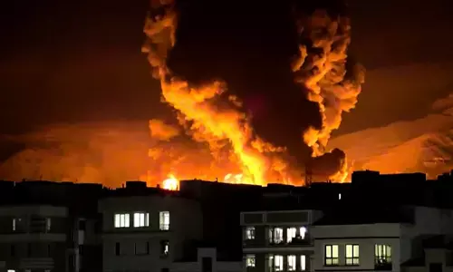 തീപ്പാറി യുദ്ധം: തെഹ്റാനിൽ എണ്ണസംഭരണ കേന്ദ്രത്തിന് നേരെ ആക്രമണം, ഗൾഫും ശാന്തമായില്ല