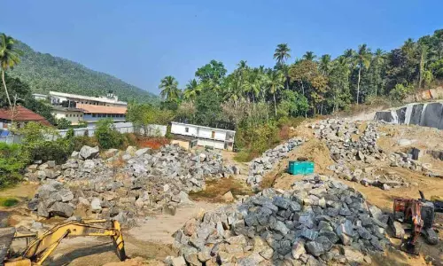 വെള്ളാരംപാറ മലയിലെ പാറഖനനം ഉടൻ നിർത്തണമെന്ന് പ്രദേശവാസികൾ