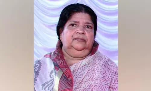 കനലെരിയുന്ന അടുപ്പിന് മുമ്പിൽ അന്തേവാസികൾക്ക് ഭക്ഷണം ഒരുക്കുന്ന തിരക്കിലാണ് മേരി അമ്മ