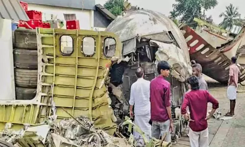 ക​രി​പ്പൂ​ർ വി​മാ​ന​ദു​ര​ന്തം: വി​മാ​നാ​വ​ശി​ഷ്ട​ങ്ങ​ൾ   ഓ​ങ്ങ​ല്ലൂ​രി​ലെ ആ​ക്രി​ക്ക​ട​യി​ൽ