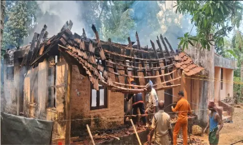 വീട് കത്തിനശിച്ചു വീട് കത്തിനശിച്ചു