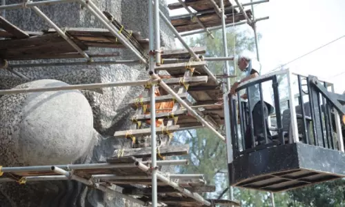 ‘അമ്മയും കുഞ്ഞും ശിൽപം പൂർത്തിയാകുന്നു