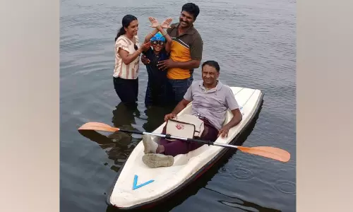 കൈകൾകെട്ടി കായൽ നീന്തി ബദ്രി റെക്കോർഡ് ബുക്കിൽ കൈകൾകെട്ടി കായൽ നീന്തി ബദ്രി റെക്കോർഡ് ബുക്കിൽ