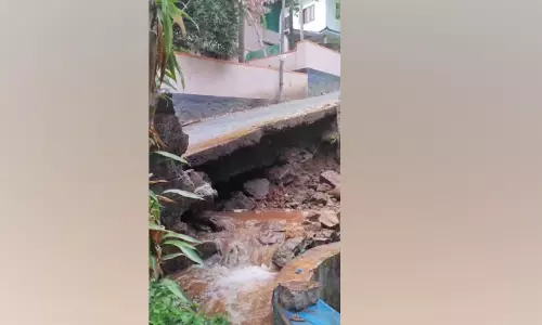 പൈ​പ്പ് പൊ​ട്ടി മ​തി​ൽ ത​ക​ർ​ന്നു: കു​ടി​വെ​ള്ള വി​ത​ര​ണം ത​ട​സ്സ​പ്പെ​ട്ടു