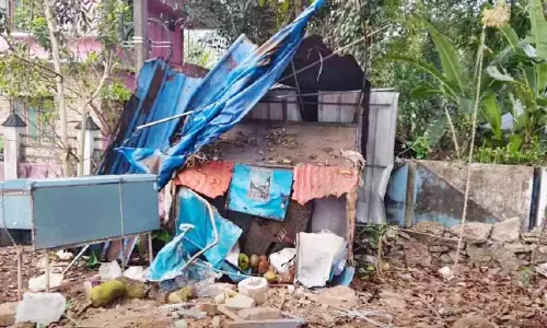 രാത്രി നിയന്ത്രണംവിട്ട പൊലീസ് ജീപ്പ് പെട്ടിക്കട തകര്‍ത്തു