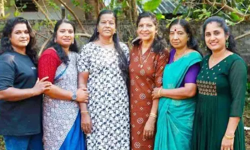 നടുറോഡിൽ ധൈര്യം പകർന്ന് കുടുംബത്തിലെ ആറു വനിതകൾ