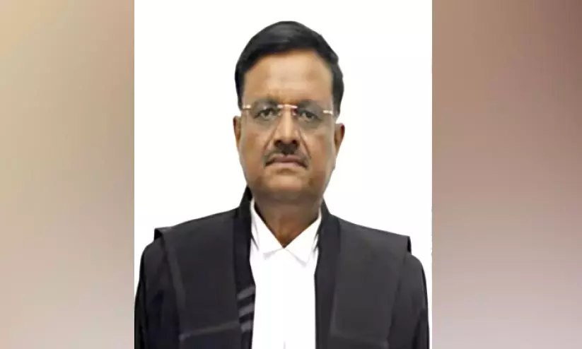 ഹൈകോടതി ജഡ്ജി ജി.ബസവരാജ് വാഹനാപകടത്തിൽനിന്ന് രക്ഷപ്പെട്ടു ഹൈകോടതി ജഡ്ജി ജി.ബസവരാജ് വാഹനാപകടത്തിൽനിന്ന് രക്ഷപ്പെട്ടു