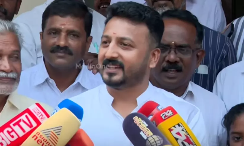 ‘പാർട്ടി പറഞ്ഞാൽ മത്സരിക്കും, സ്വതന്ത്രനാവാൻ താൽപര്യമില്ല, പാർട്ടിക്ക് പുറത്താണെങ്കിലും പാർട്ടി തീരുമാനിച്ചോട്ടെ’ -രാഹുൽ മാങ്കൂട്ടത്തിൽ ‘പാർട്ടി പറഞ്ഞാൽ മത്സരിക്കും, സ്വതന്ത്രനാവാൻ താൽപര്യമില്ല, പാർട്ടിക്ക് പുറത്താണെങ്കിലും പാർട്ടി തീരുമാനിച്ചോട്ടെ’ -രാഹുൽ മാങ്കൂട്ടത്തിൽ