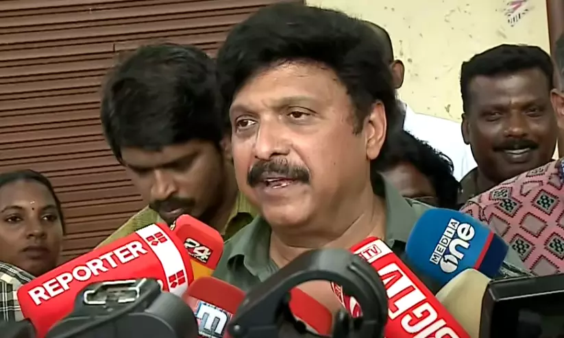 കാണാൻപാടില്ലാത്ത രീതിയിൽ ഭാര്യ കണ്ടുവെന്നതിന് മറുപടിയുമായി കെ.ബി. ഗണേഷ്കുമാർ; ‘പണ്ടും എനിക്ക് വീട്ടിൽ നിന്നാണല്ലോ ശത്രു; ഒന്നല്ല 5000 പ്രണയമുണ്ട്’ കാണാൻപാടില്ലാത്ത രീതിയിൽ ഭാര്യ കണ്ടുവെന്നതിന് മറുപടിയുമായി കെ.ബി. ഗണേഷ്കുമാർ; ‘പണ്ടും എനിക്ക് വീട്ടിൽ നിന്നാണല്ലോ ശത്രു; ഒന്നല്ല 5000 പ്രണയമുണ്ട്’