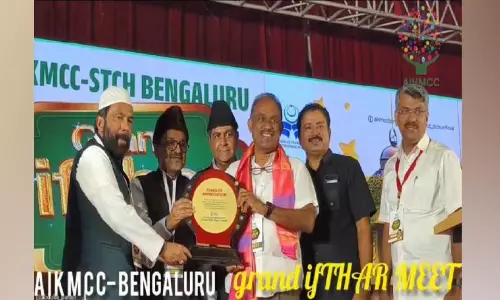 കെ.​എം.​ഹ​നീ​ഫി​നെ ആ​ദ​രി​ച്ചു