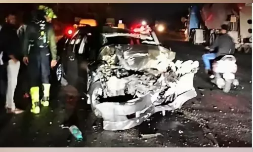 ലോ​റി​ക്ക് പി​റ​കി​ൽ കാ​റി​ടി​ച്ച് മൂ​ന്ന് യു​വാ​ക്ക​ൾ​ക്ക് ദാ​രു​ണാ​ന്ത്യം