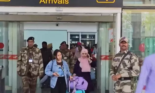 യുദ്ധത്തി​നി​ടെ 52,000-ല​ധി​കം ഇ​ന്ത്യ​ക്കാ​ർ തി​രി​കെ​യെ​ത്തി; പൗ​ര​ന്മാ​രു​ടെ സു​ര​ക്ഷ​ക്കാ​ണ് പ്ര​ഥ​മ പ​രി​ഗ​ണ​ന​യെ​ന്ന് അധികൃതർ