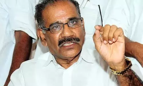 എ.കെ. ശശീന്ദ്രനെ തടയിടാൻ വിമത പക്ഷം; പോരിനുറച്ച് ശശീന്ദ്രപക്ഷം എ.കെ. ശശീന്ദ്രനെ തടയിടാൻ വിമത പക്ഷം; പോരിനുറച്ച് ശശീന്ദ്രപക്ഷം