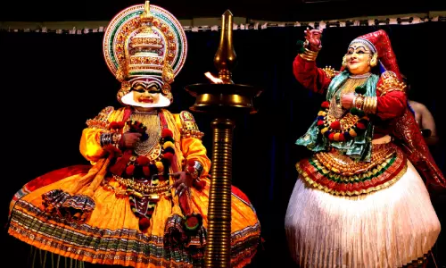 ആട്ടവിളക്കിന് മുന്നിൽ നിറഞ്ഞാടി അംഗനമാർ