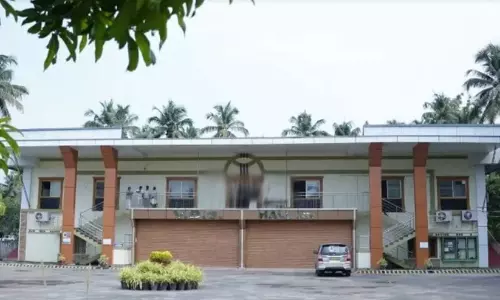 കാ​ള​ത്തോ​ട് ക​ല്യാ​ണ​മ​ണ്ഡ​പം; കോ​ൺ​ട്രാ​ക്‌​ട​ർ​ക്ക് 9.5 ല​ക്ഷം അ​ധി​കം ന​ൽ​കി