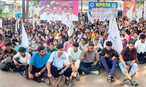 സമരം ശക്തമാക്കി യു.എൻ.എ; സ്വകാര്യ ആശുപത്രികളിൽ പ്രതിസന്ധി സമരം ശക്തമാക്കി യു.എൻ.എ; സ്വകാര്യ ആശുപത്രികളിൽ പ്രതിസന്ധി