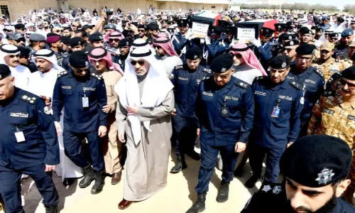 വീരമൃത്യുവരിച്ച സൈനികർക്ക് വിരോജ്ജ്വല യാത്രയയപ്പ് വീരമൃത്യുവരിച്ച സൈനികർക്ക് വിരോജ്ജ്വല യാത്രയയപ്പ്