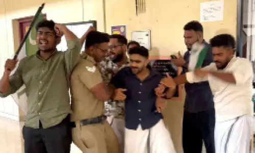 എ​ൽ.​എ​സ്.​എ​സ് പ​രീ​ക്ഷ​   നേ​ര​ത്തേ ഉ​ത്ത​ര​ക്ക​ട​ലാ​സ് വാ​ങ്ങി​യ സം​ഭ​വം; പ്ര​തി​ഷേ​ധം ശ​ക്തം