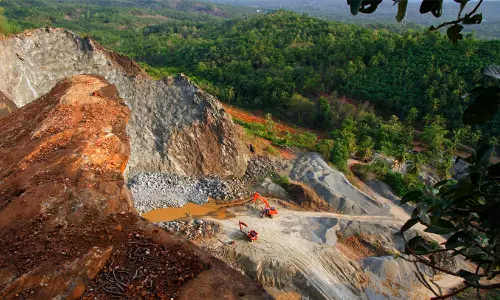 ക്വാറികൾക്ക് പ്രവർത്തനാനുമതി നൽകുന്നതിൽ നിന്ന് സർക്കാർ പിന്മാറണം