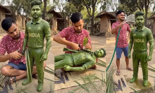 ‘തെങ്ങോലയിലാണ് ചേട്ടാ..!’ സഞ്ജുവിനെ സുദീപ് ഒരുക്കിയെടുത്തത് ഓലക്കീറിൽ, അതിശയിച്ച് കാഴ്ചക്കാർ; മണിക്കൂറുകൾക്കുള്ളിൽ കണ്ടത് 40 ലക്ഷം പേർ