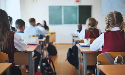 കർണാടകയിൽ സ്വകാര്യ സ്കൂളുകളിലെ ഫീസ് കുത്തനെ വർധിപ്പിക്കാൻ നീക്കം; പ്രതിഷേധവുമായി രക്ഷിതാക്കൾ