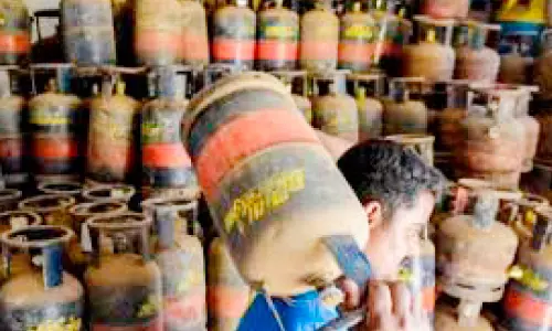 പാ​ച​ക​വാ​ത​ക ക്ഷാ​മം ആ​ശ​ങ്ക ഉ​ണ​ർ​ത്തു​ന്നു -ഡി.​കെ.​ശി​വ​കു​മാ​ർ