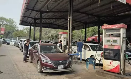 ഇന്ധനക്ഷാമത്തിൽ വലഞ്ഞ ബംഗ്ലാദേശിന് കൈത്താങ്ങായി ഇന്ത്യ; 5,000 ടൺ ഡീസൽ കൈമാറി