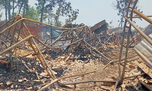 പോ​ത്തു​വെ​ട്ടി​യി​ൽ ഫ​ർ​ണി​ച്ച​ർ ഷെ​ഡു​ക​ൾ ക​ത്തി​ന​ശി​ച്ചു