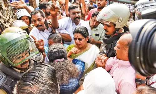 എൽ.ഡി.എഫ് ഉപരോധത്തിൽ സംഘർഷം, മേയർക്ക് പരിക്ക്