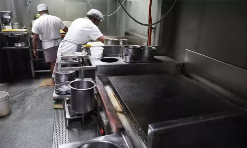 രാജ്യത്ത് വാണിജ്യ സിലിണ്ടറുകൾക്ക് കടുത്ത ക്ഷാമം; ഹോട്ടലുകൾ അടച്ചുപൂട്ടലിലേക്ക്, ഓട്ടോ സർവിസുകളും തടസ്സപ്പെടുന്നു