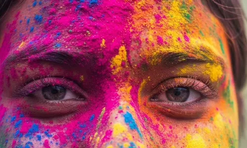 ഹോളി ആഘോഷങ്ങൾക്കിടയിൽ കണ്ണിനെ മറക്കരുതേ; കോൺടാക്റ്റ് ലെൻസ് ഉപയോഗിക്കാമോ?