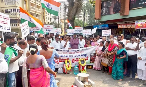 പാചകവാതക വിലവർധനക്കെതിരെ കോൺഗ്രസ് അടുപ്പുകൂട്ടി പ്രതിഷേധം