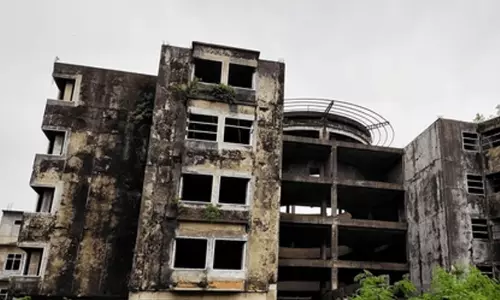 അത്തോളി അങ്ങാടിയിലെ അപകടാവസ്ഥയിലുള്ള കെട്ടിടങ്ങൾ പൊളിക്കുന്നില്ല; കേസെടുത്ത് മനുഷ്യാവകാശ കമീഷൻ