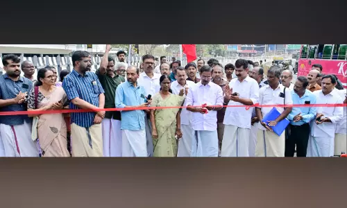പ്ര​ധാ​ന​മ​ന്ത്രി​യു​ടെ ഉ​ദ്ഘാ​ട​ന ച​ട​ങ്ങി​നെ​തി​രെ കാ​സ​ർ​കോ​ട്ട് സ​മാ​ന്ത​ര ദേ​ശീ​യ​പാ​ത ഉ​ദ്ഘാ​ട​നം