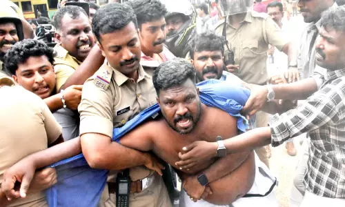 മന്ത്രി ഗണേഷ് കുമാറിനെതിരെ ബസുകളിൽ പോസ്റ്റർ; തമ്പാനൂർ ബസ്​ സ്റ്റാൻഡിൽ സംഘർഷം