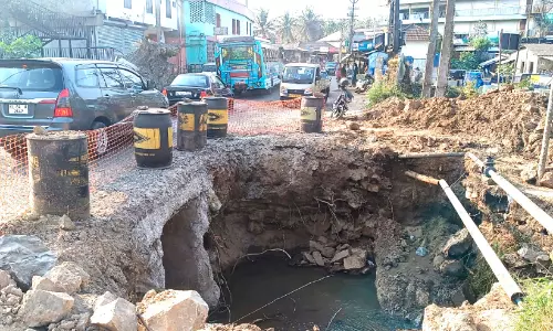 പുൽപള്ളി-ബത്തേരി റോഡുപണി നിലച്ചു; താഴെയങ്ങാടിയിൽ വൻ ഗർത്തം, അപകടഭീഷണി